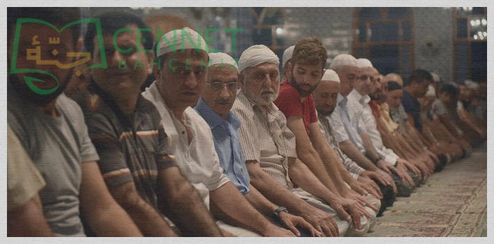 Kısa kollu gömlek veya dar pantolonla namaz kılmak caiz midir?