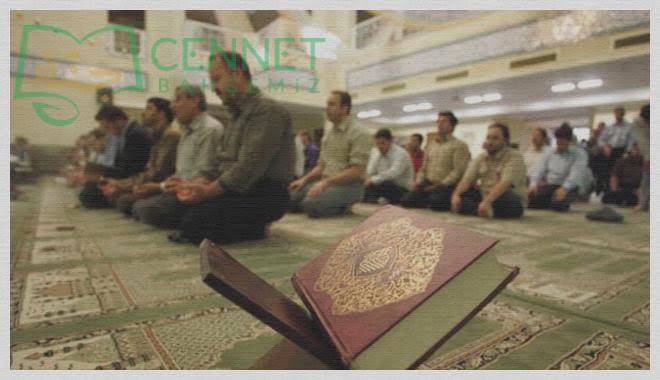 Namazda örtülmesi gereken bir organı açılan kişinin namazı bozulur mu?